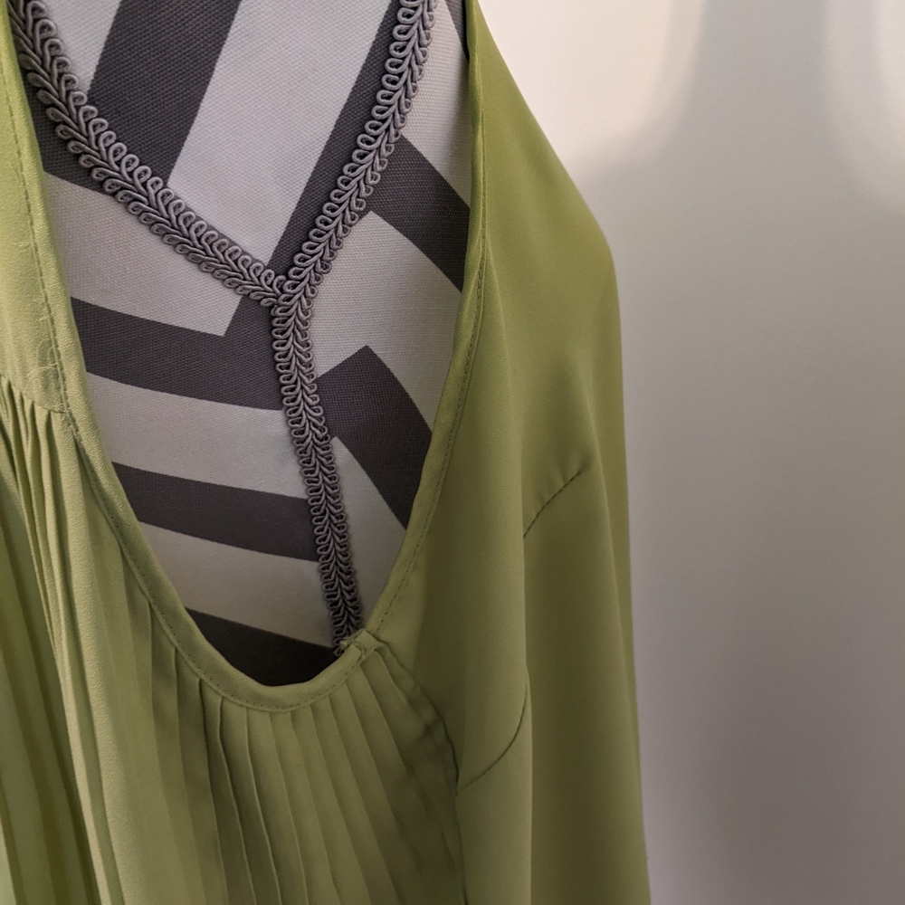 Pleated Back Top - Picture 6 of 6